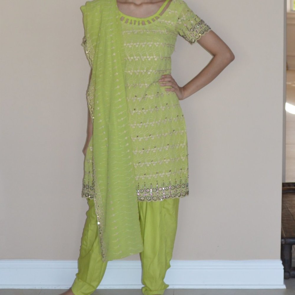**** LIME GREEN SALWAR KAMEEZ SIZE S - M + FREE GIFT***